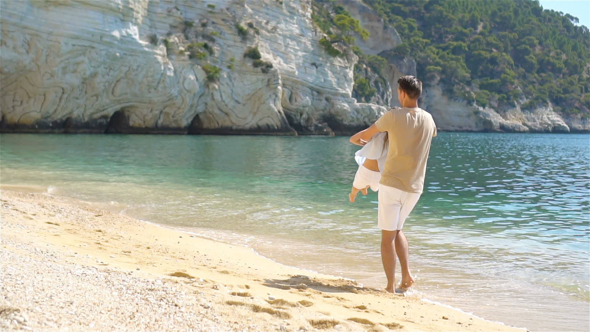 快乐的父亲和他可爱的小女儿在海滩上视频的预览图