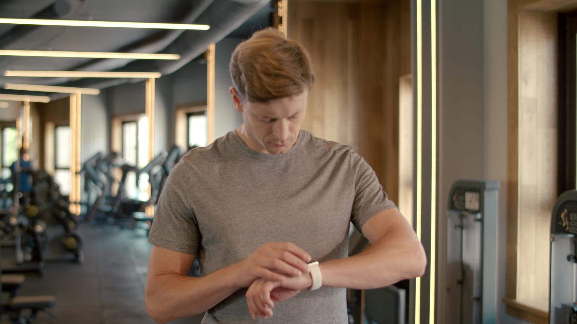 自信的健身人士在体育馆使用智能手表视频的预览图