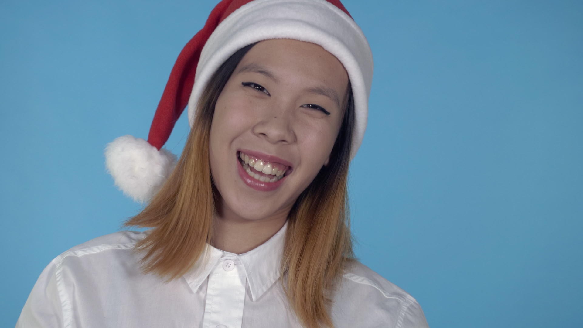 美丽的韩国女孩圣诞快乐视频的预览图