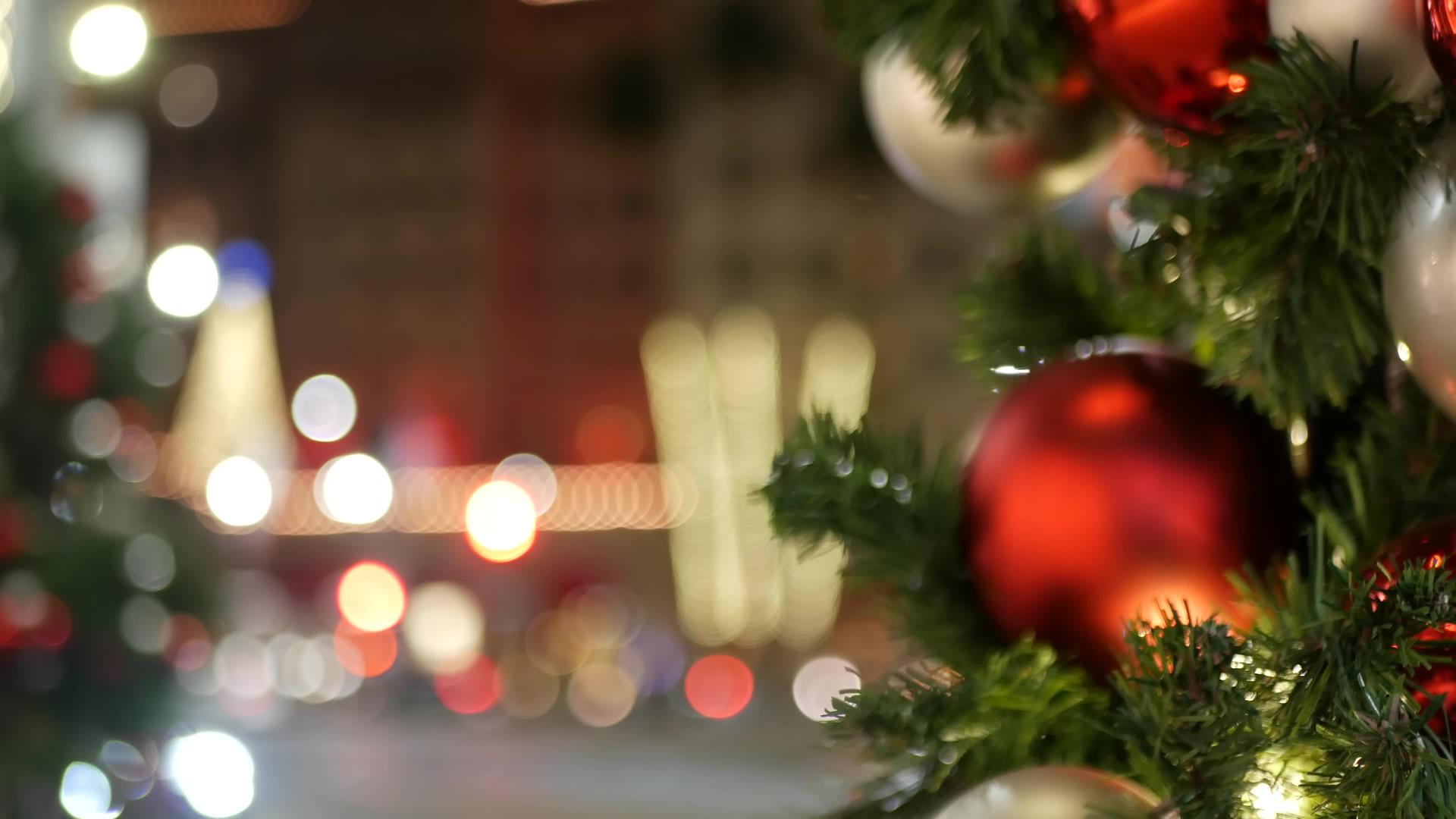 户外圣诞树特写的节日装饰视频的预览图