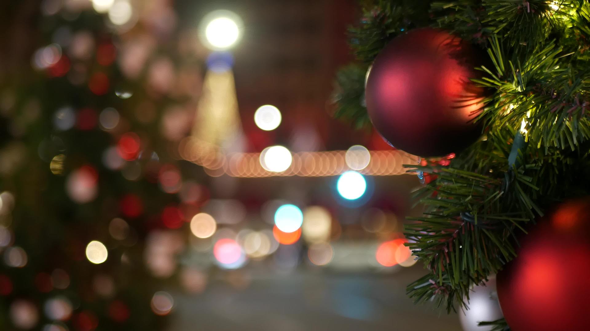 户外圣诞树特写的节日装饰视频的预览图