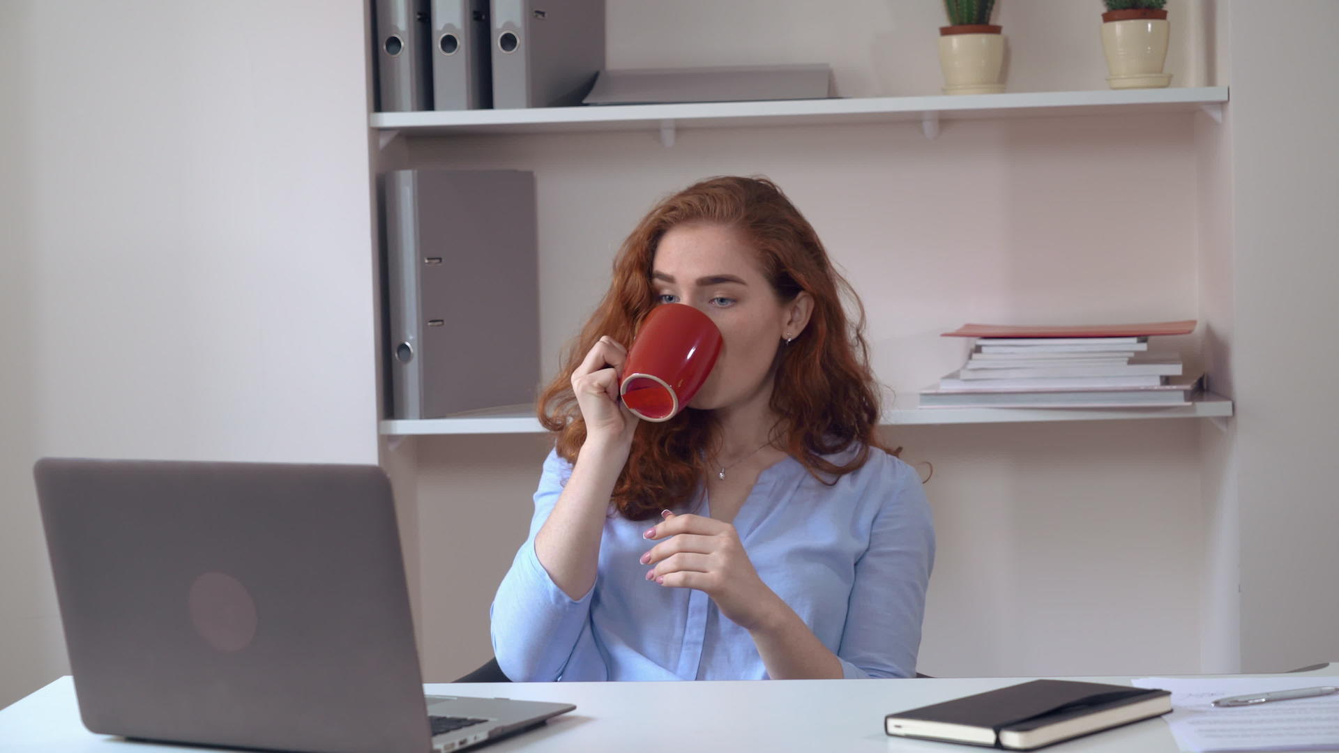 女孩在工作时喝茶视频的预览图