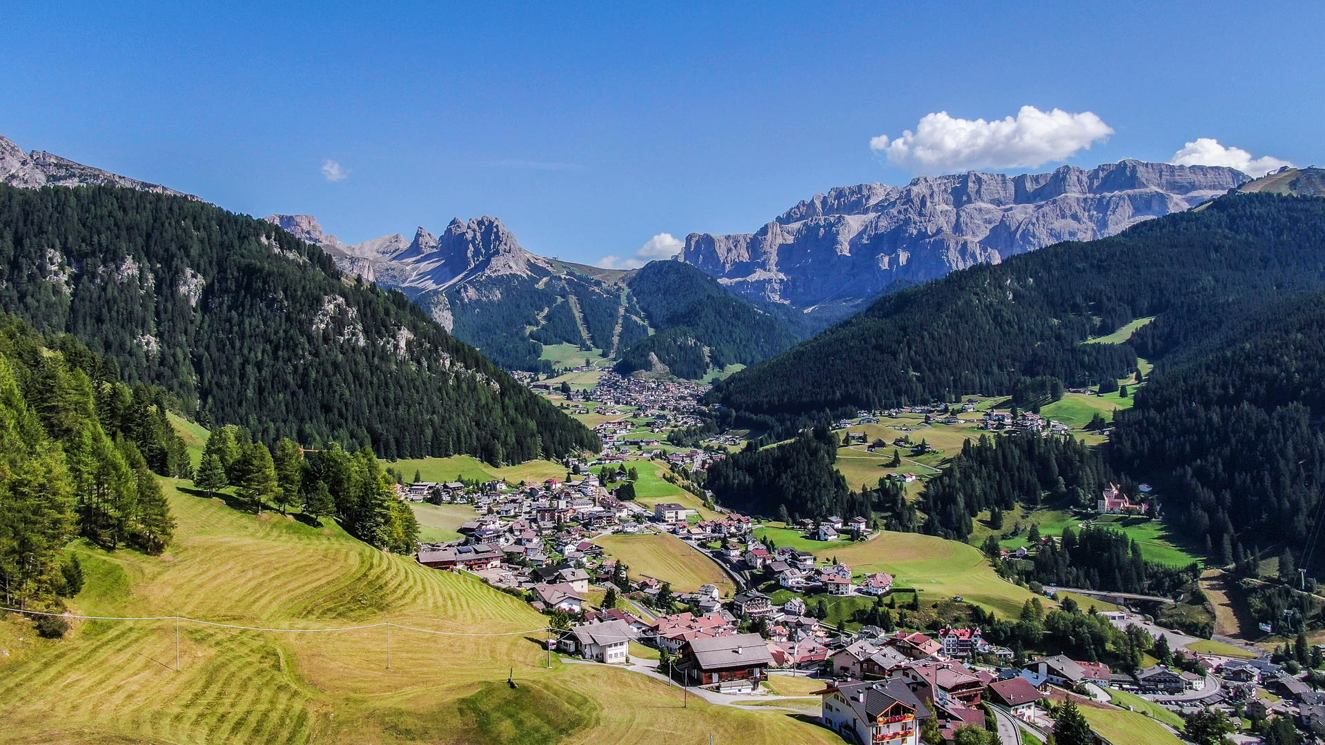无人机航拍意大利阿尔卑斯山多洛米蒂山区乡村村庄实拍视频视频的预览图