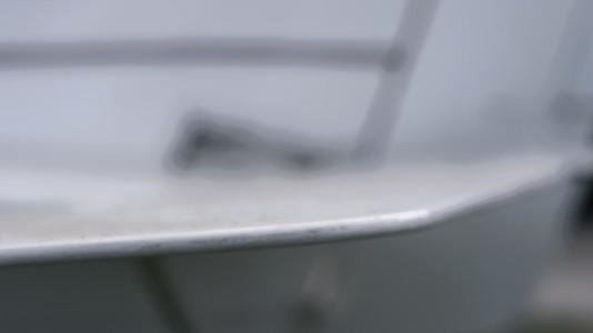 个人小型飞机停在机场的特写镜头白色机翼视频的预览图