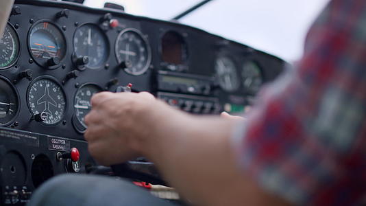 驾驶飞机检查指示控制面板的手动飞行员视频的预览图