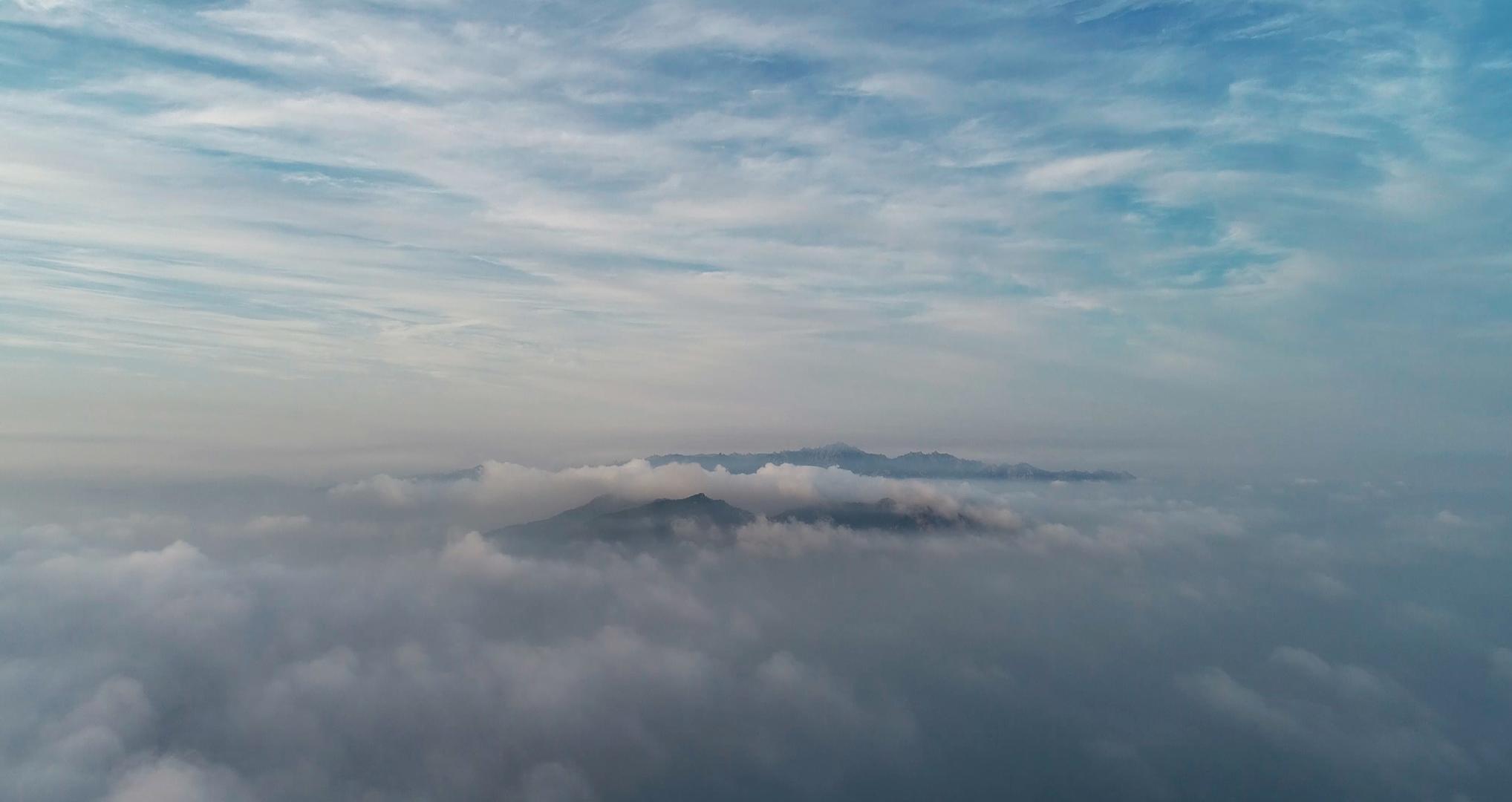 4K航拍高空云雾之上大气流云视频的预览图