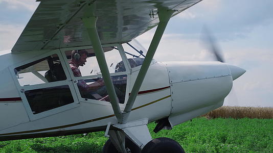 飞行员着陆在田野上后发动机视频的预览图