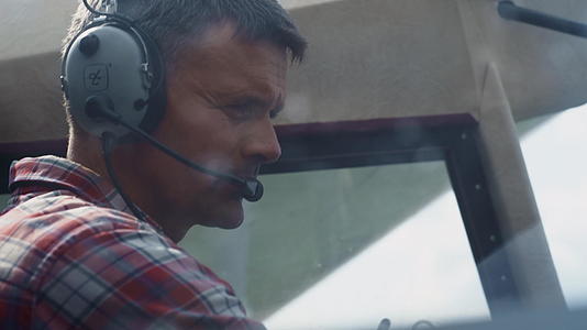 飞机驾驶舱分析飞机中的肖像专业飞行员耳机视频的预览图