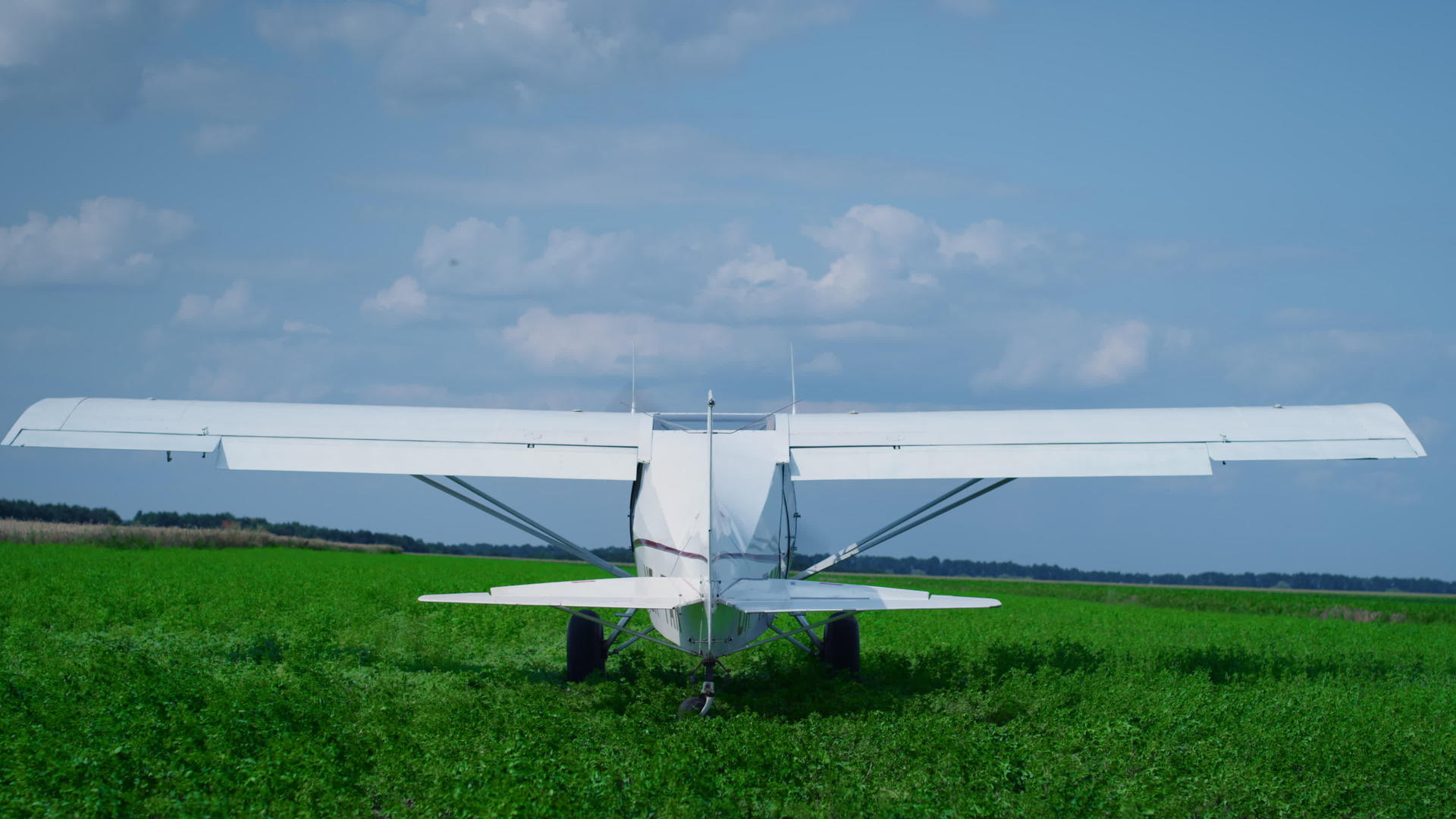 在乡村绿地阳光明媚的日子里小飞机启动发动机视频的预览图