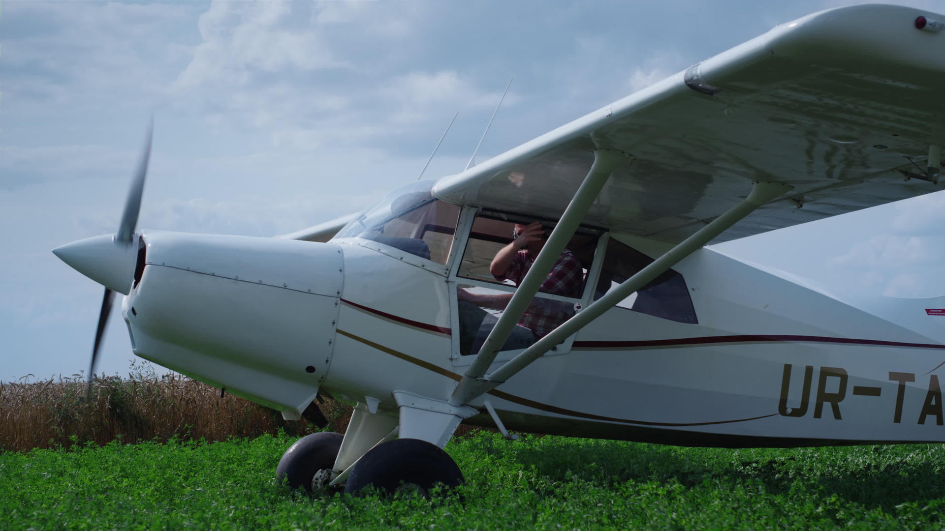 私人飞机启动引擎站在现场视频的预览图