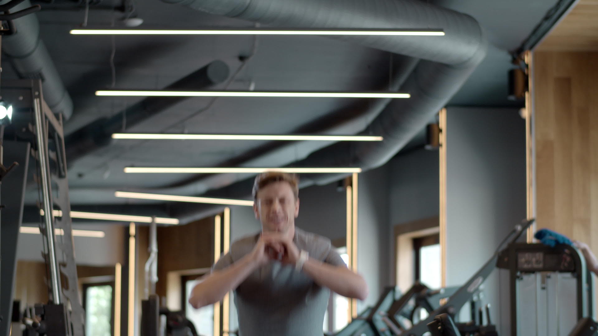 健壮的体力建筑师蹲在健身房视频的预览图