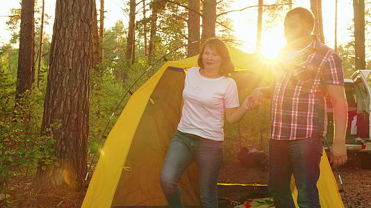 快乐夫妻在露营帐篷的背景下视频的预览图
