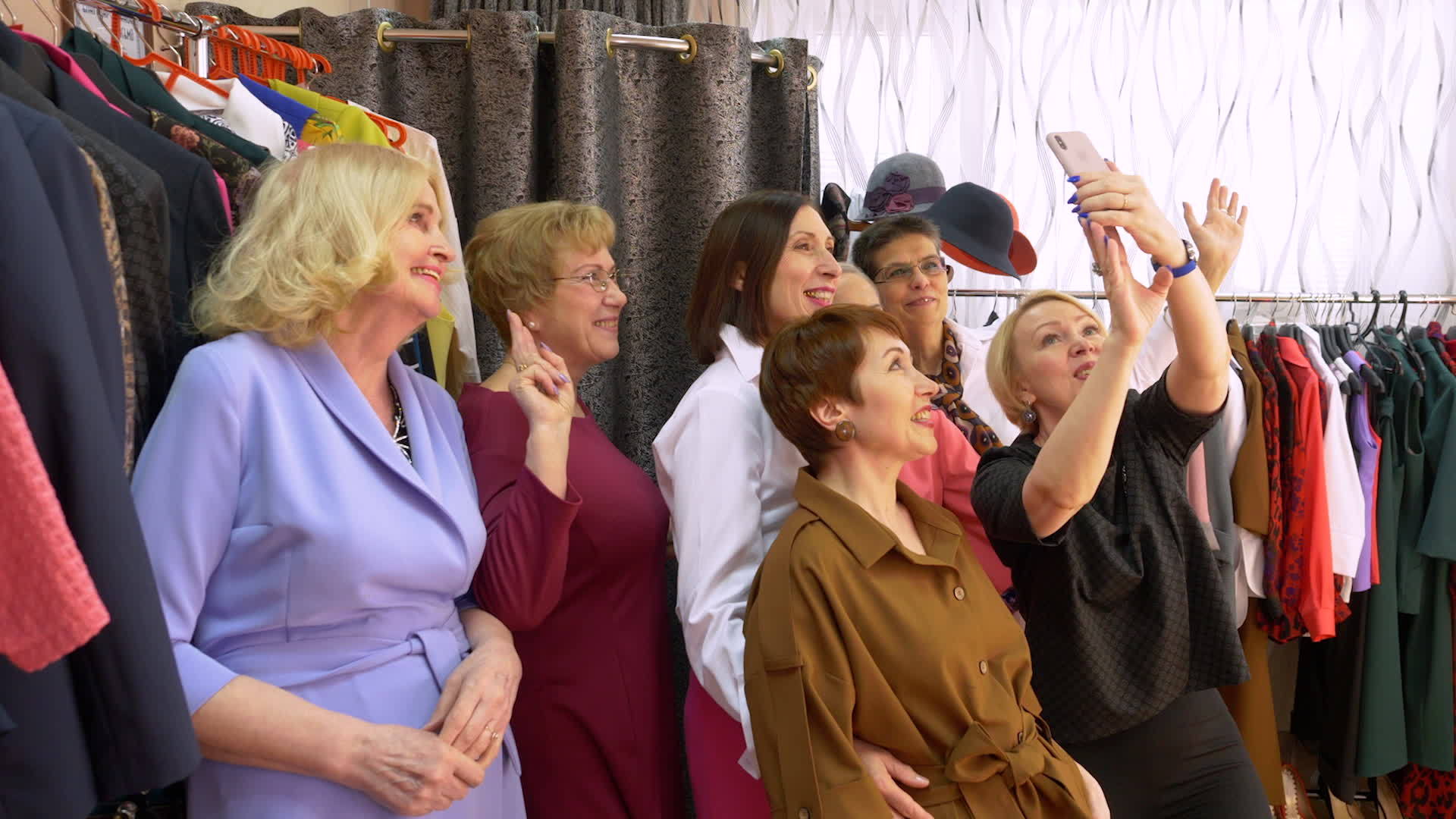 快乐的女性朋友在服装店用手机自拍快乐的老年女性视频的预览图