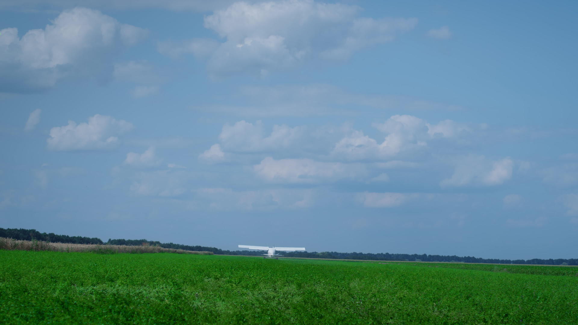 轻型飞机从乡村机场起飞在天空中获得高度视频的预览图