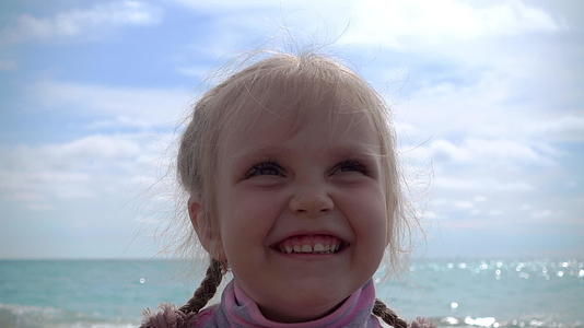 小女孩在海画中微笑着视频的预览图