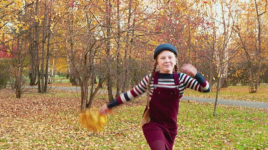 快乐的女孩少年手牵手在城市公园里奔跑视频的预览图
