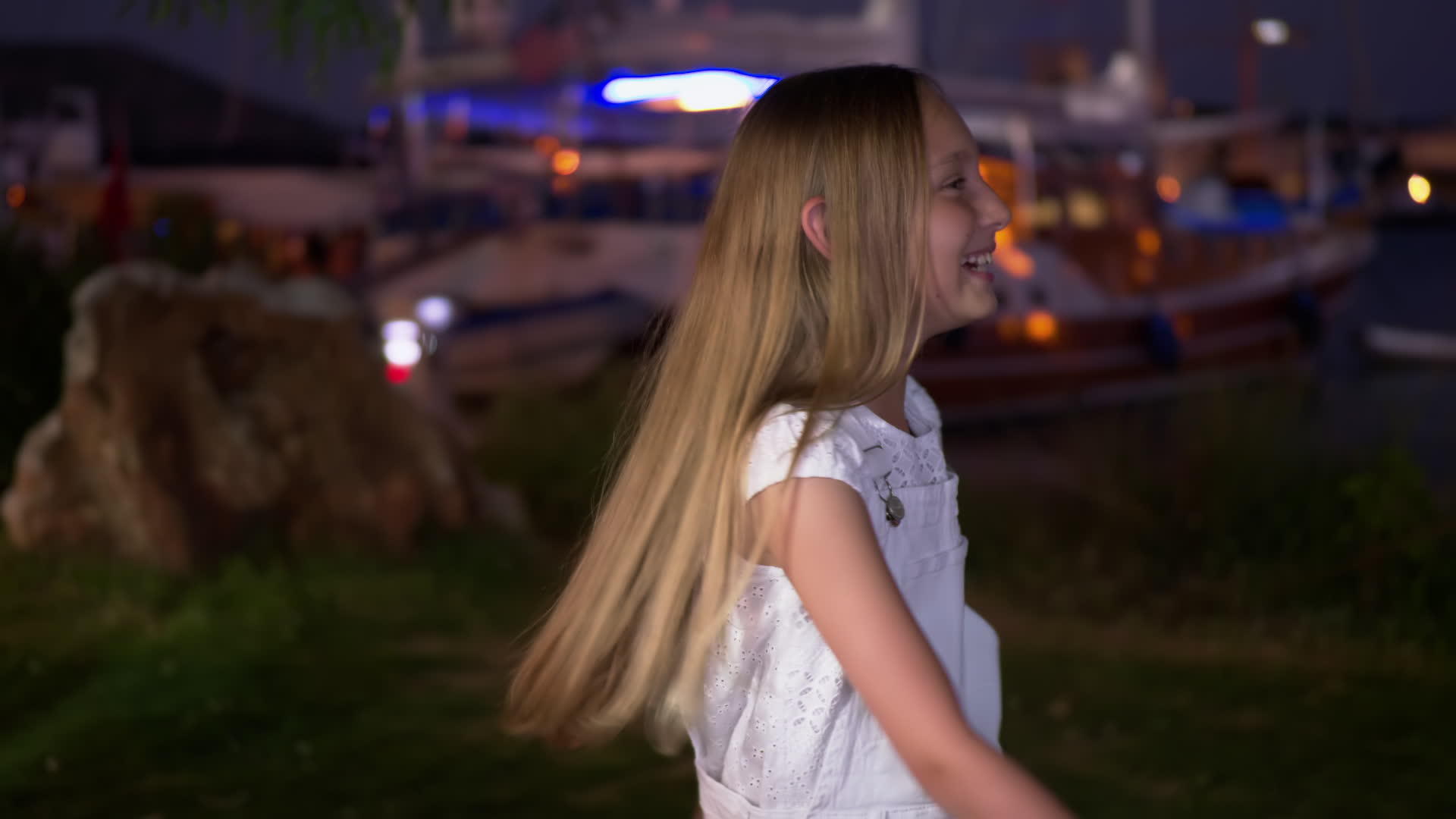 快乐的女孩晚上在街上跳舞唱歌视频的预览图