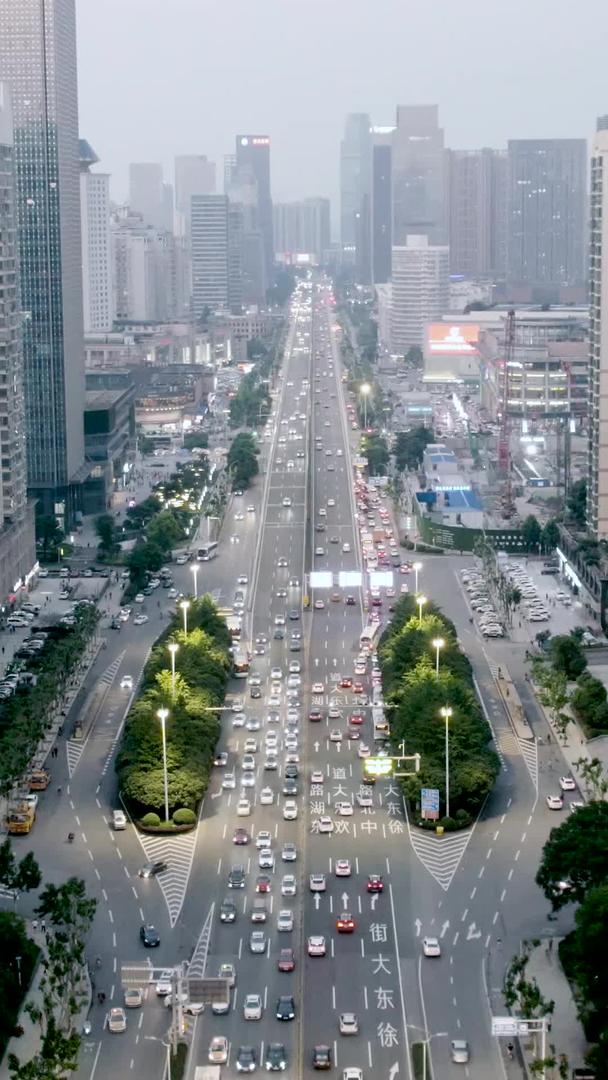 城市主要道路交通和城市风景视频的预览图