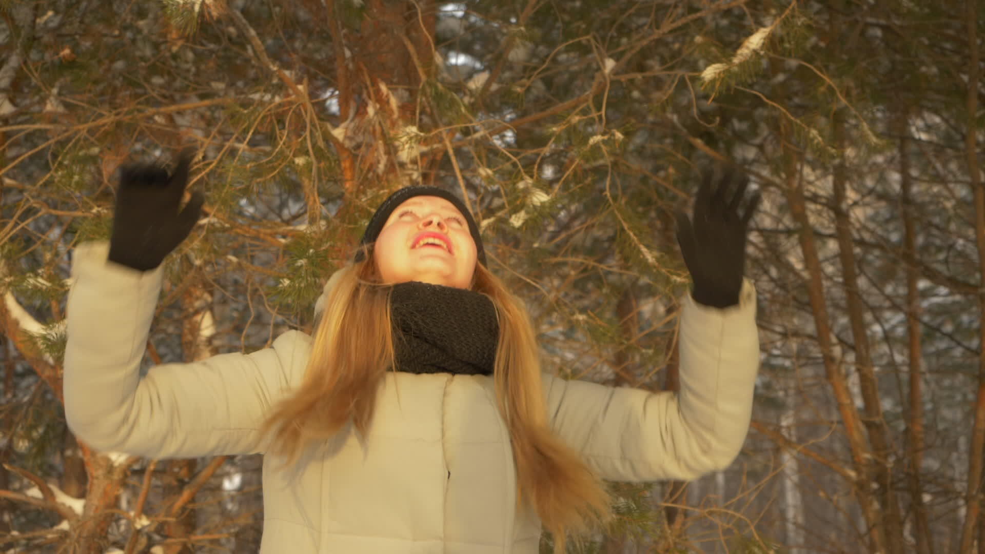 快乐的年轻女孩在冬天跳雪在树上行走视频的预览图