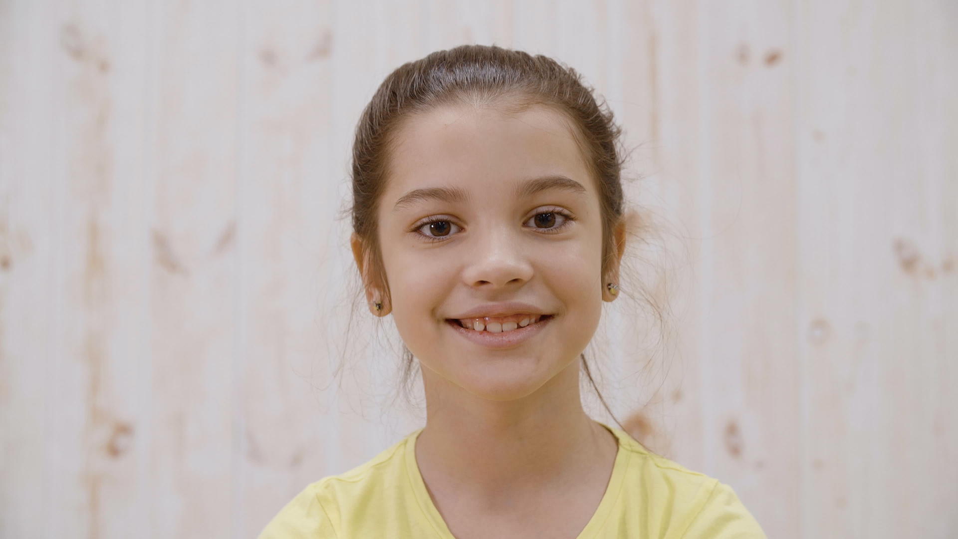 快乐微笑的女孩肖像性格开朗的女孩在灯光下露出牙齿的微笑视频的预览图