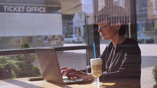 成年女性利用互联网在咖啡馆工作视频的预览图
