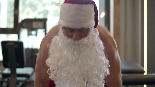 健身男子穿着圣诞老人的衣服视频的预览图