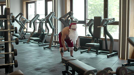 圣诞老人在健身房做哑铃视频的预览图