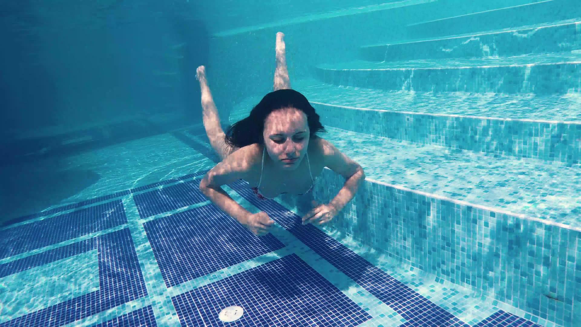 在豪华游泳池游泳时微笑视频的预览图