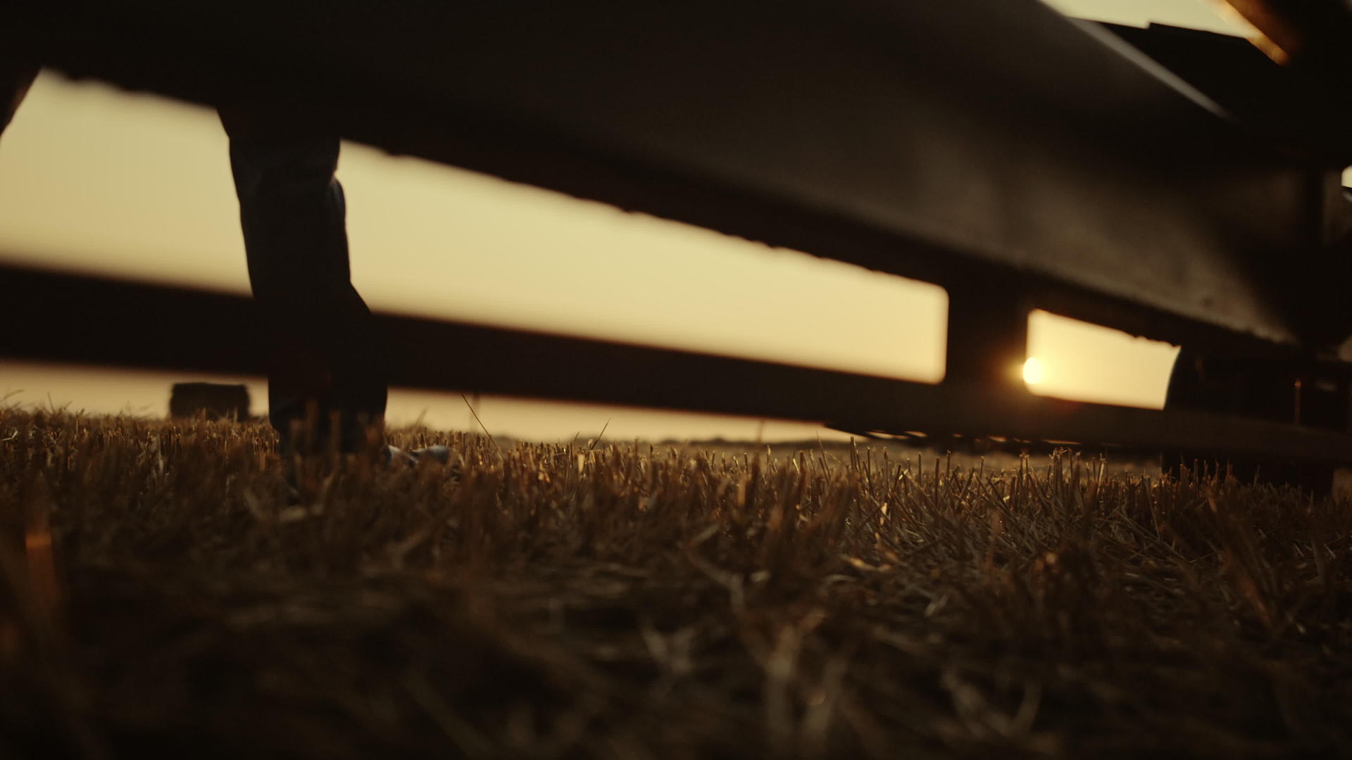 农夫靴在黄金夕阳下行走麦田机械视频的预览图