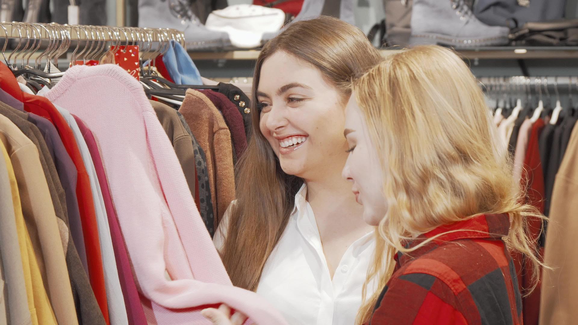 两个女性朋友在服装店一起买东西视频的预览图
