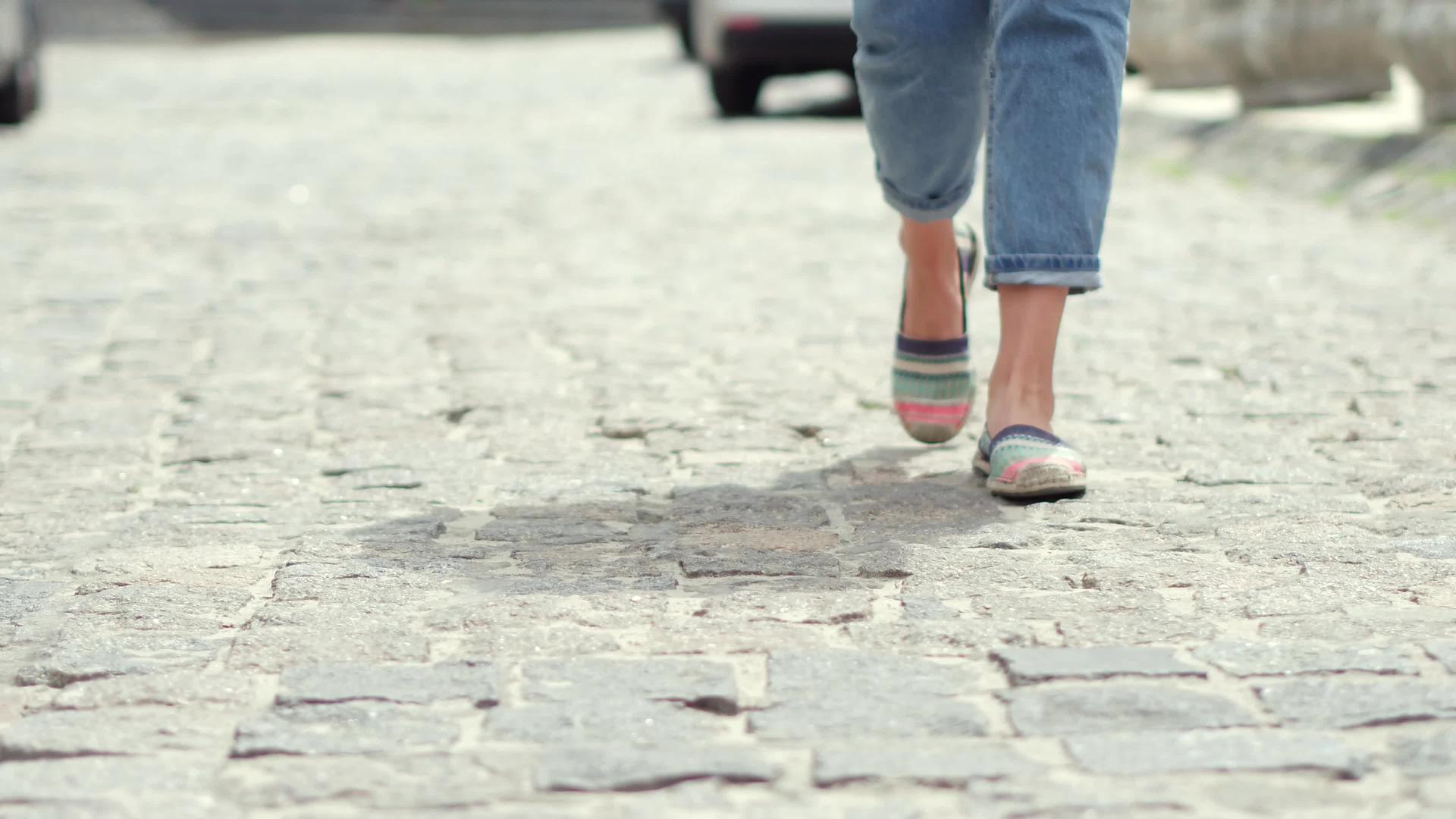 看着女人的腿在石头上行走视频的预览图