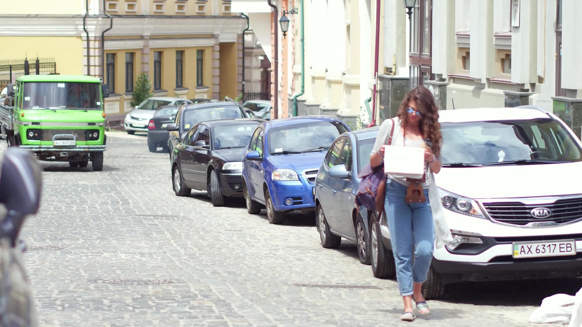 旅游女孩在街上走来走去视频的预览图