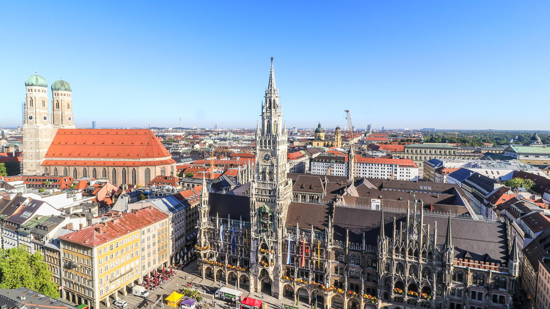 俯拍德国著名旅游城市慕尼黑城市天际线视频的预览图