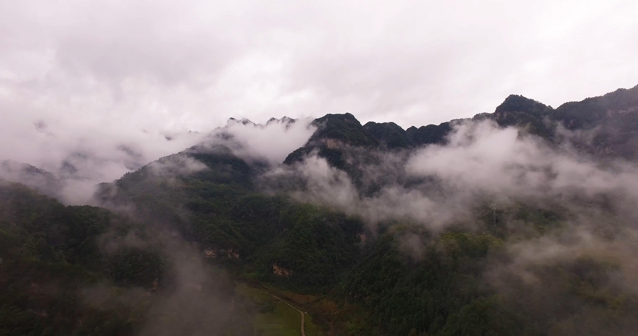 四川大巴山区雨后航拍视频的预览图