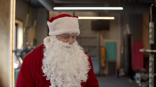圣诞老人在体育馆里散步视频的预览图