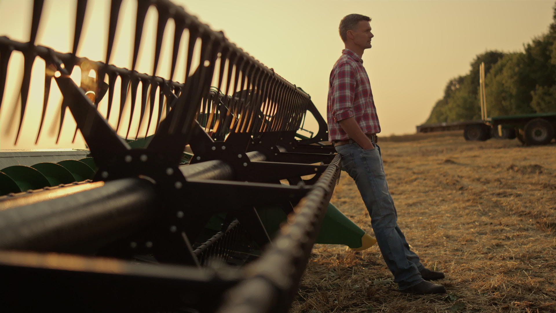 农民们独自在联合收割机上放松金色的田野视频的预览图