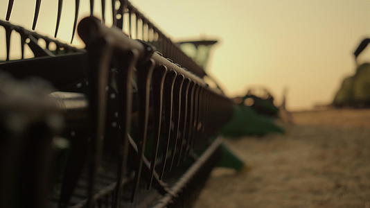 剪影农民站在日落时的机械设备视频的预览图