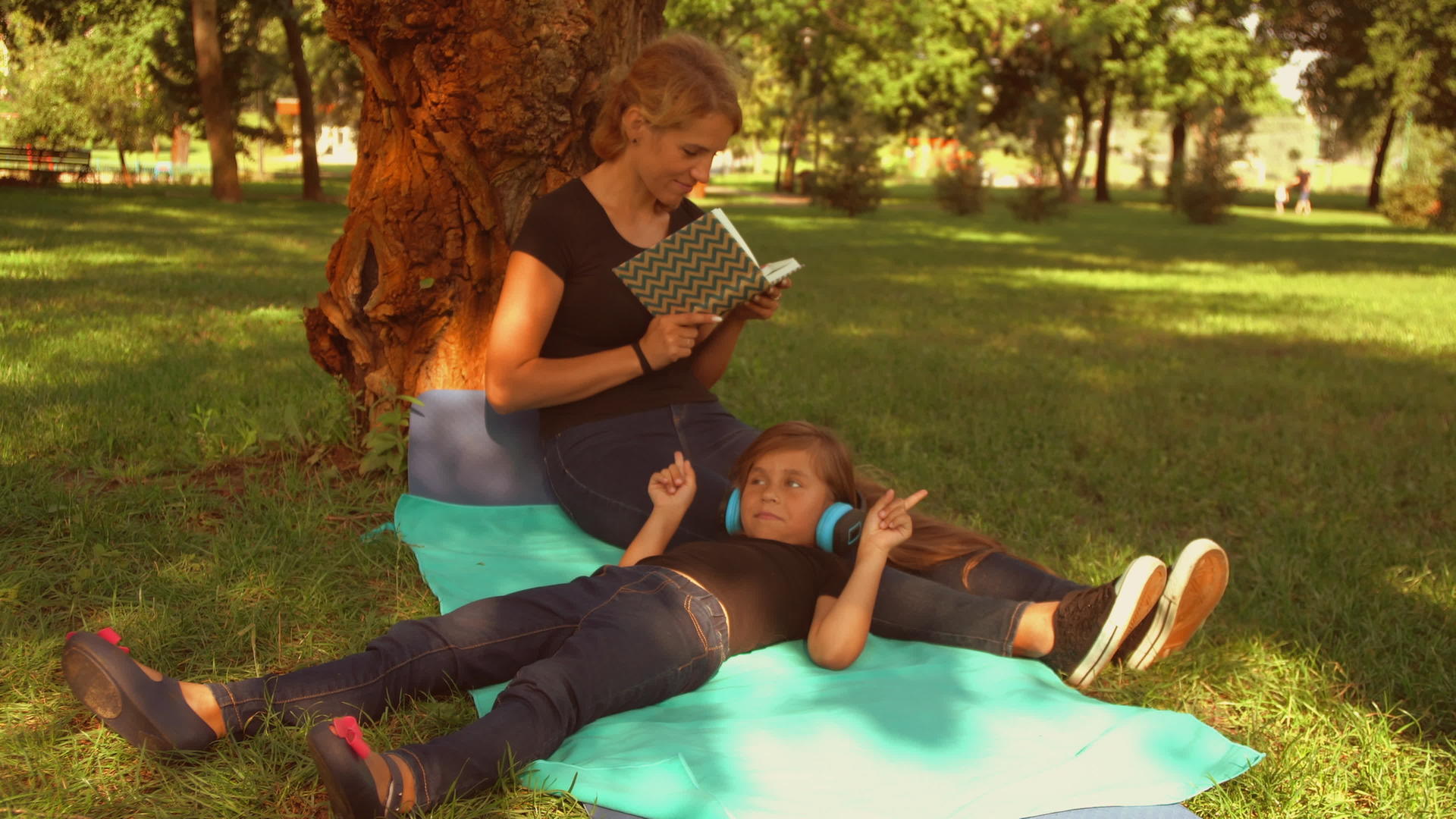 她妈妈看书的时候孩子玩得很开心视频的预览图