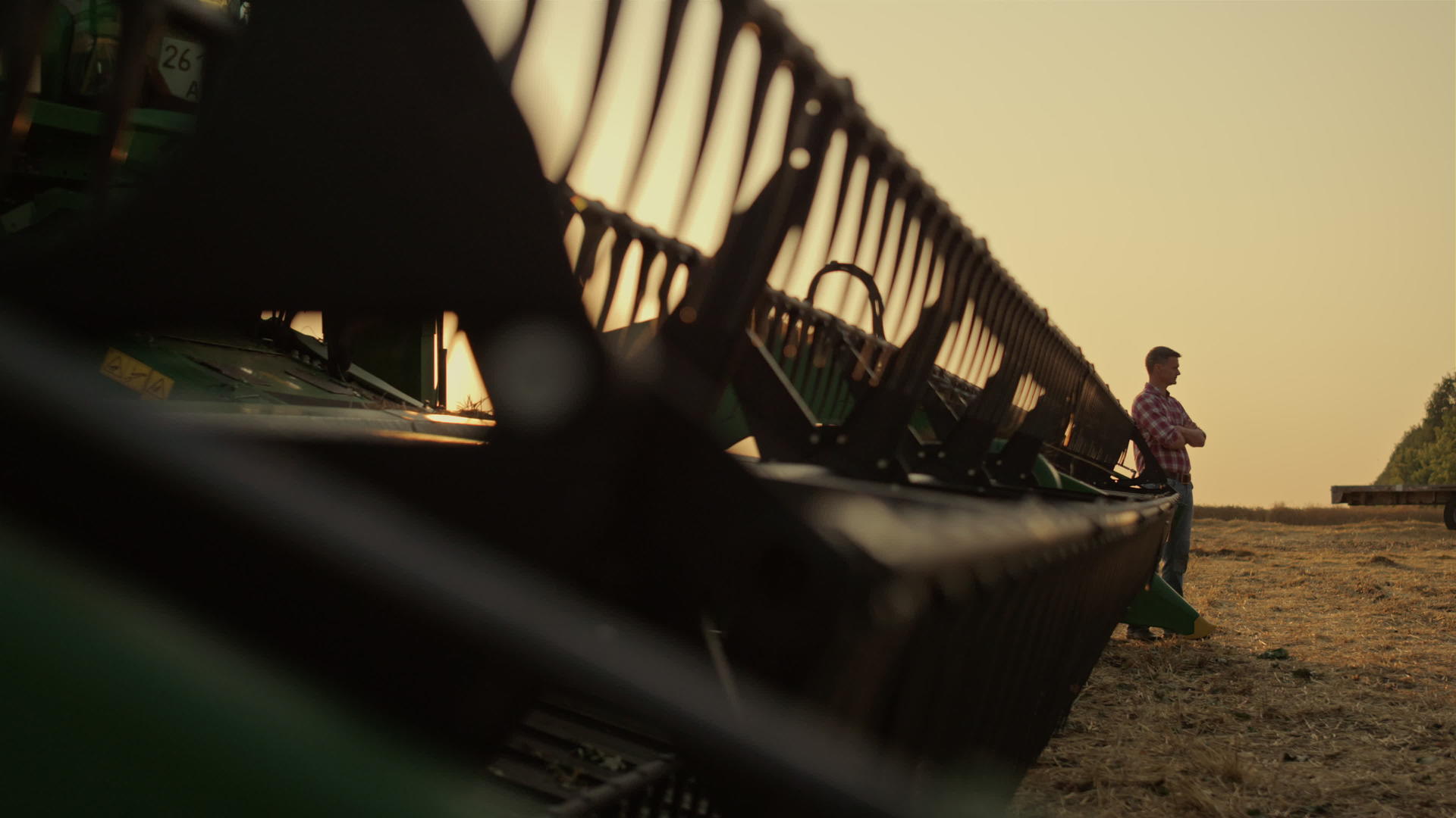 农民剪影休息小麦农田精益收割机金黄日落视频的预览图