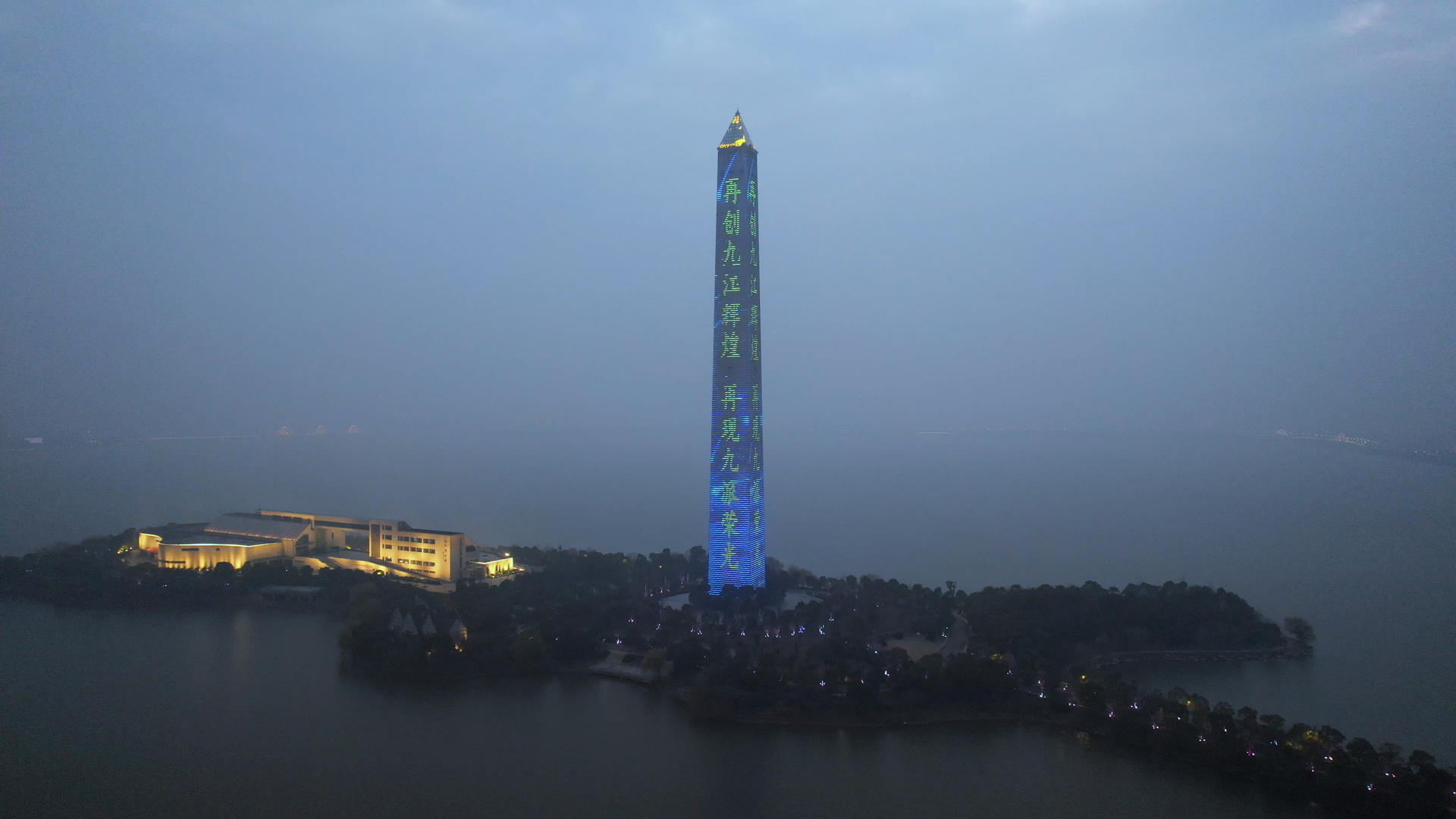 航拍江西九江地标性建筑胜利纪念碑夜景4k素材视频的预览图