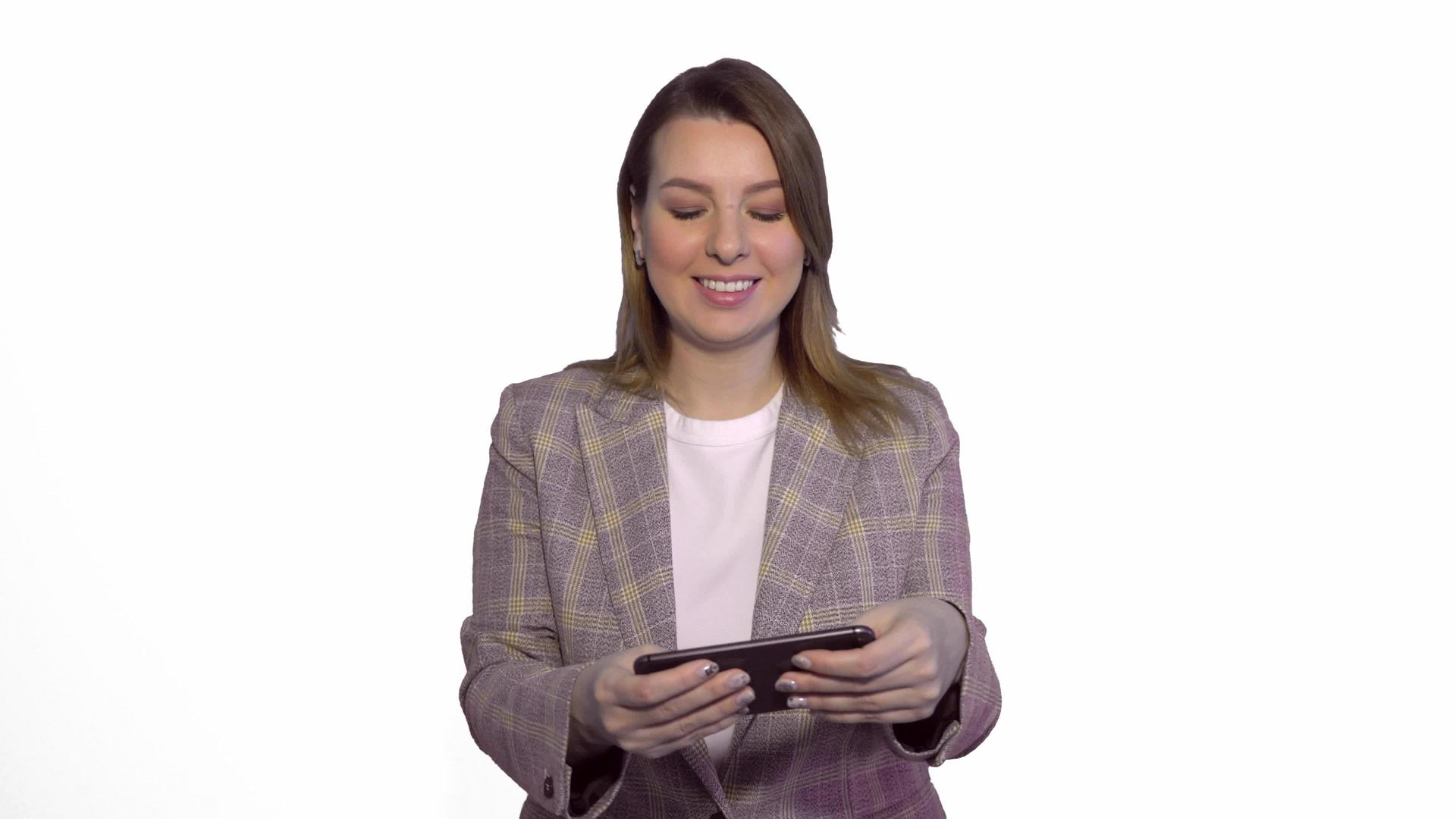 年轻女性在手机上玩游戏视频的预览图