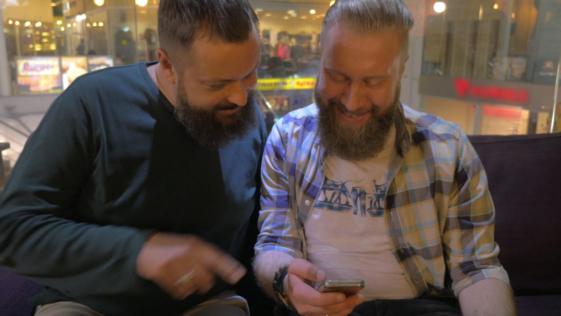 两名白人成年胡子男子一起使用智能手机视频的预览图