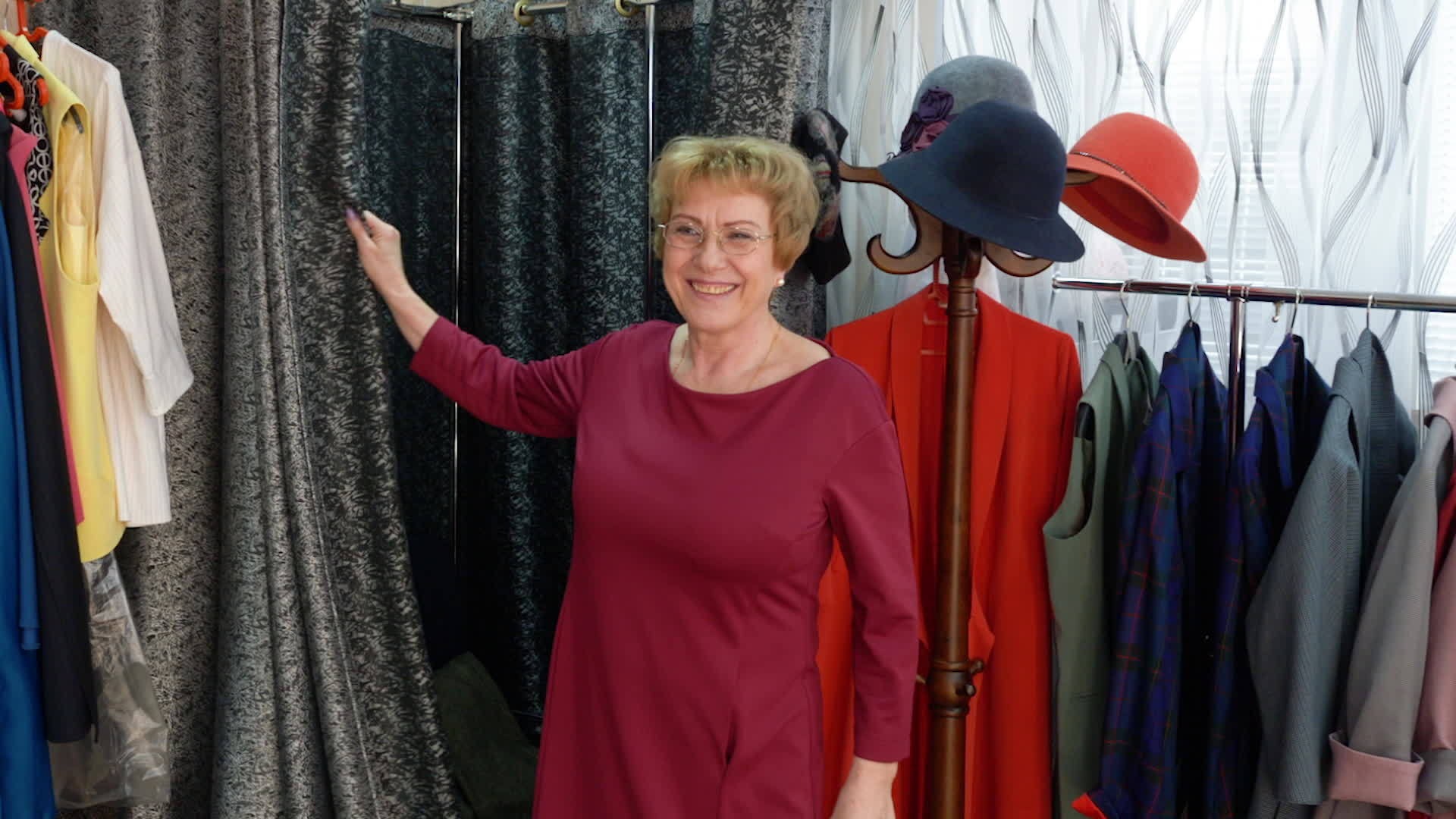 在时装店尝试新衣服的老妇女视频的预览图