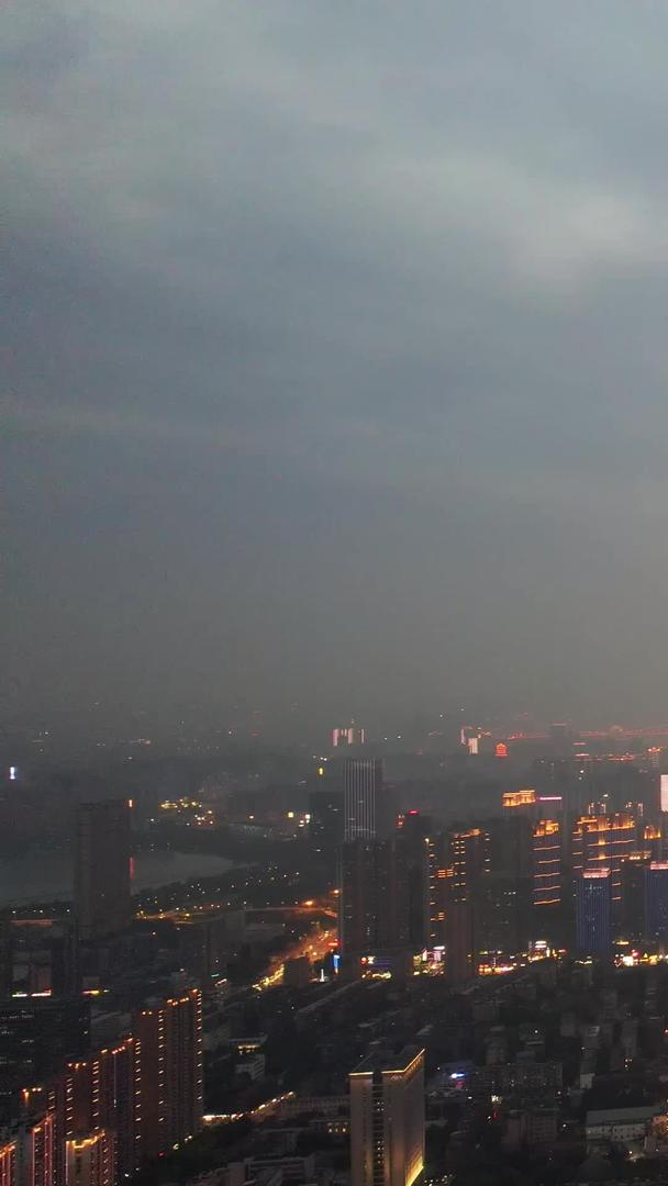 暴风雨前城市最高天际线摩天大楼夜景灯光秀素材视频的预览图