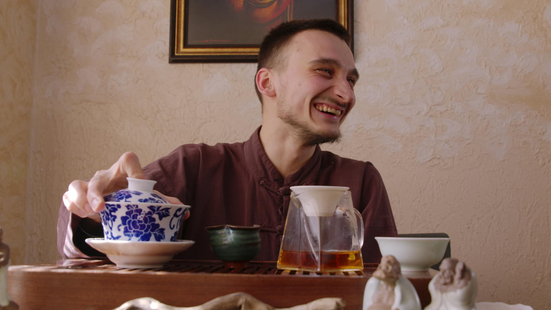 快乐茶大师准备热茶视频的预览图