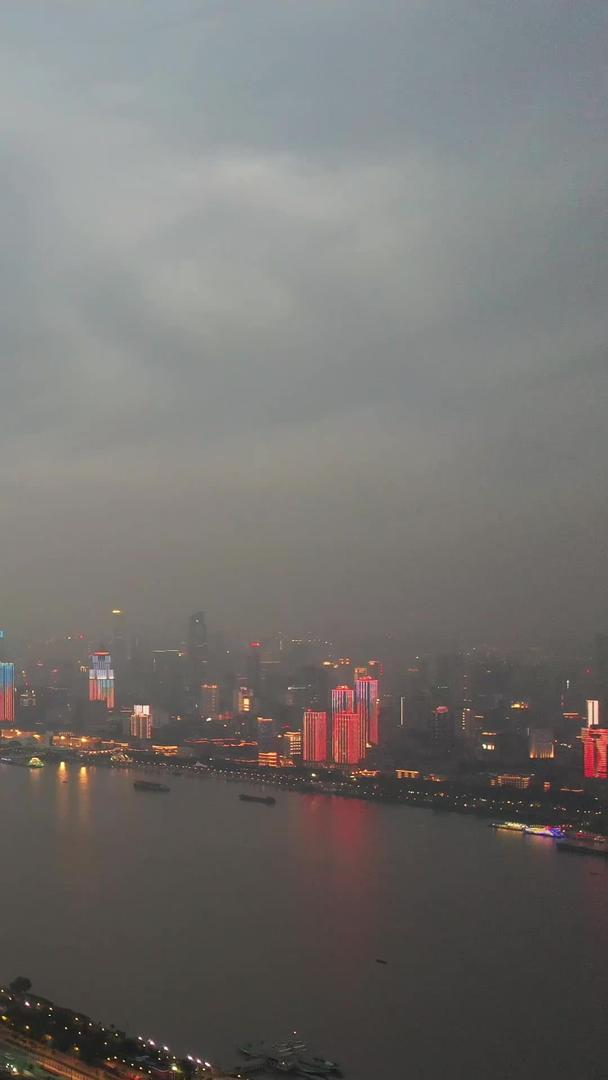 暴风雨前城市最高天际线摩天大楼夜景灯光秀素材视频的预览图