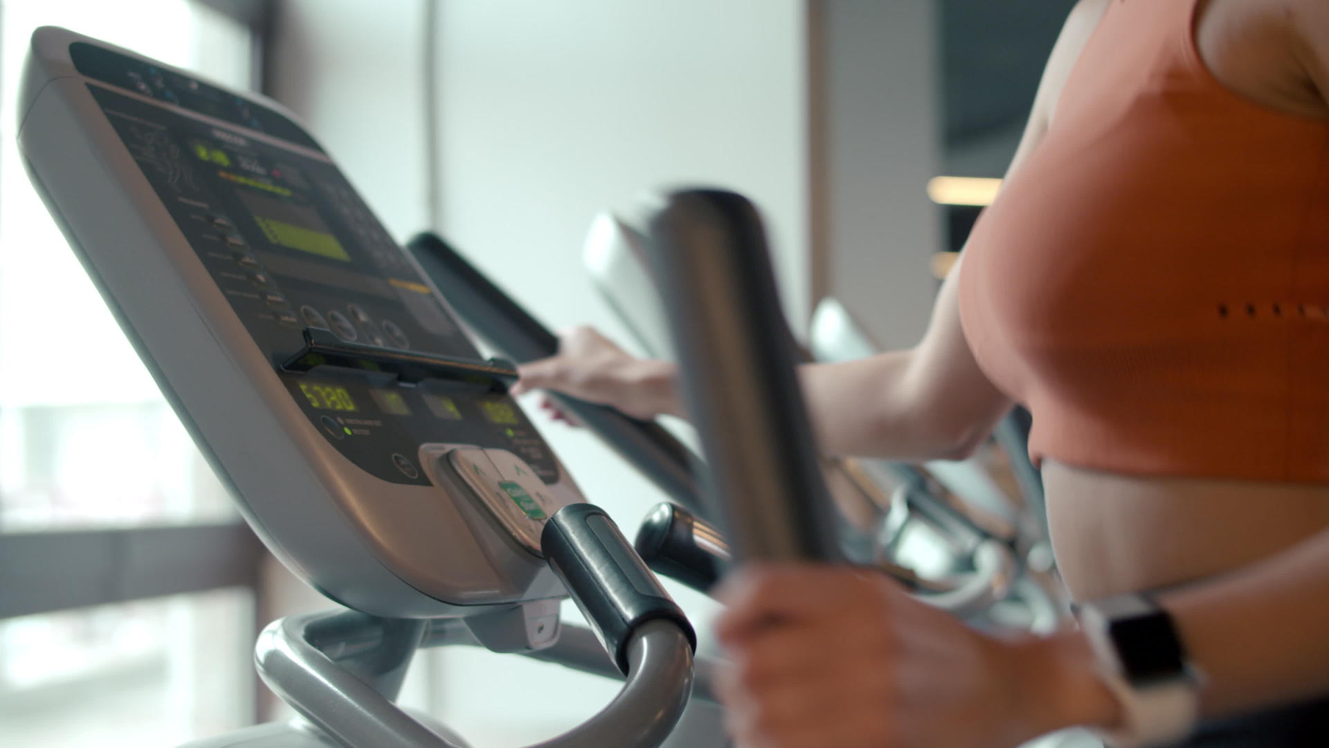 健身女士在健身房锻炼视频的预览图