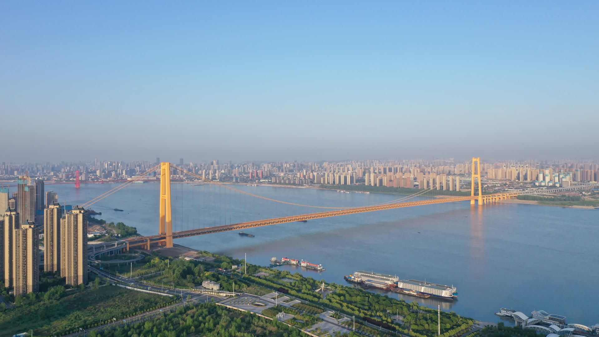 航拍风光城市武汉杨泗港长江大桥4k素材视频的预览图