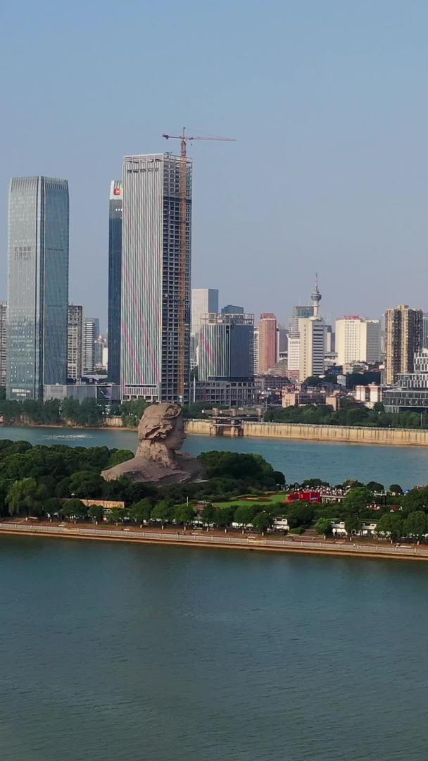 长沙湘江岸边高楼群航拍视频视频的预览图