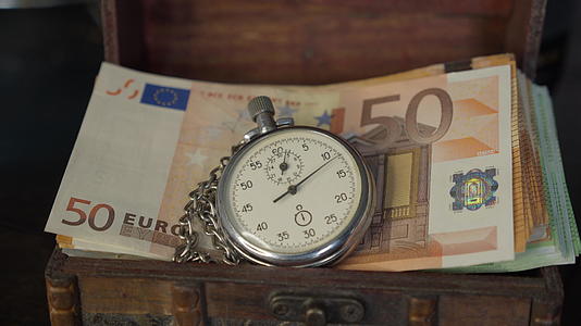 背景中的欧元纸币秒表时间是金钱的概念视频的预览图